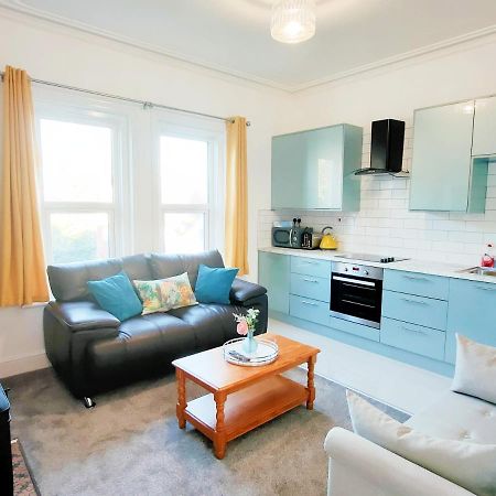 Flat-C, 4 Adults, 20 Mins To Beach, Netflix, Wifi, Sleeps 4 Adults Bournemouth Exterior foto